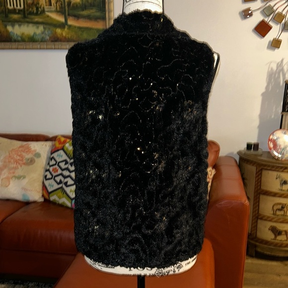 Super comfy Faux Fur Vest w/gold sequin flecks throughout. Lined sleekly - Picture 14 of 14
